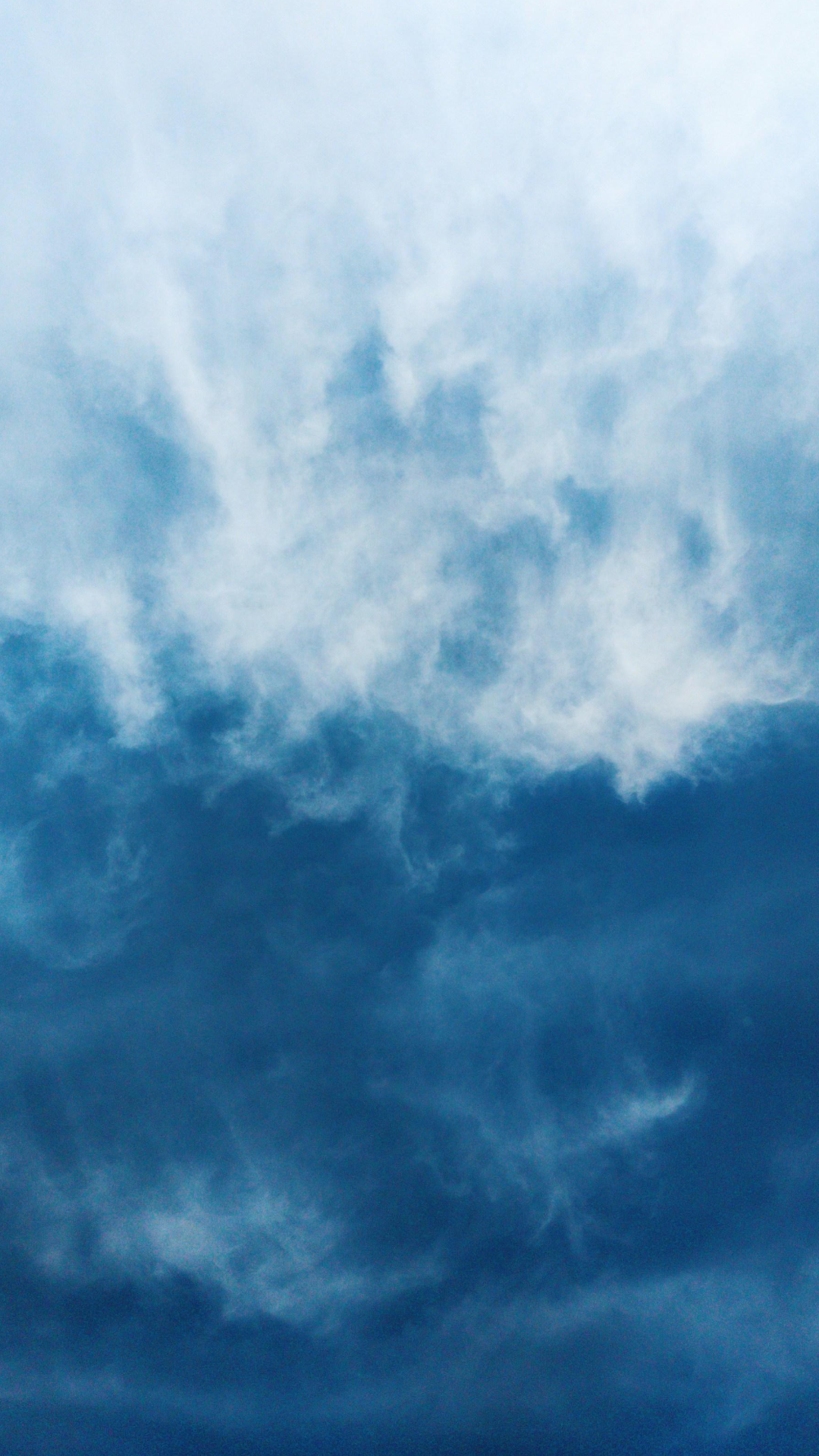 Wallpaper Poster Kreatif Awan Biru Minimalis